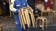 「アメ横商店街」で緊急車両がスムーズに通行できるよう、警視庁がテーブルなどはみ出した悪質飲食店など取り締まり