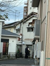【速報】アパートでガス爆発か　屋根や外壁の一部が吹き飛ぶ　住人など2人がけが　福岡・北九州市
