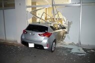 【高齢ドライバー事故】スーパーの壁に突き刺さる車　70代女性「ブレーキとアクセルを間違えた」〈北海道札幌市〉