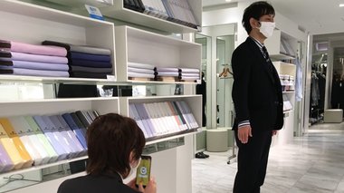 写真2枚撮るだけで“ぴったりサイズ”の服を提案?「そごう・西武」が売り場にスマホアプリを導入したワケ