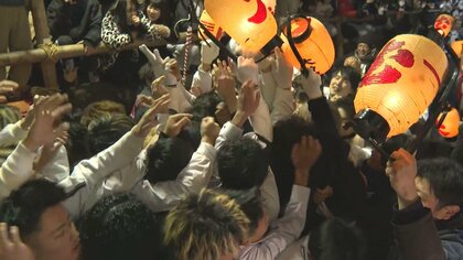 白装束の男衆が掛け声上げもみ合う…300年以上続く尾鷲神社の奇祭「ヤーヤ祭り」新年を祝い豊漁や豊作を占う