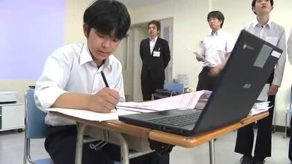 タブレット端末導入で「机が狭い」「筆箱も置けない」　中学生が「10センチ余り拡張するパーツ」を手作り　授業中の不便さを解消するため教育長に要望