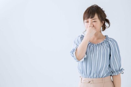 足の匂いを気にしている人は7割弱!実は秋冬に履くブーツや革靴も匂いに繋がる原因が多い!今すぐできる匂い対策に、おすすめのアイテムをご紹介
