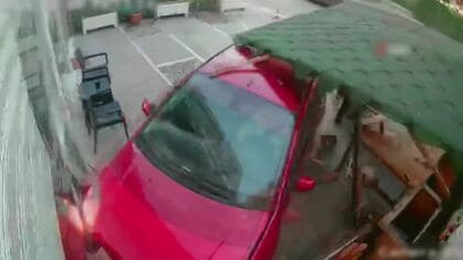 「ありがとう」の直後に急発進　音楽教室に車が突っ込む　室内に仕事中の男性も　トルコ
