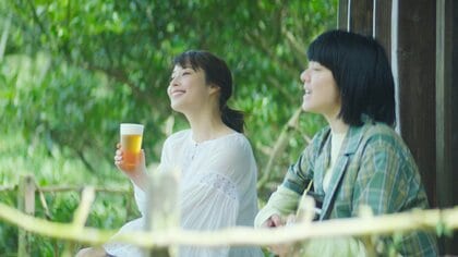 あいみょんと広瀬アリス“撮影お疲れさま”の「乾杯」　緑に囲まれたツリーハウスで弾き語り
