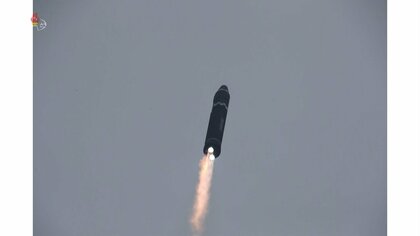 新設の「ミサイル総局」が指導…北朝鮮「火星15」型の発射訓練の写真公開　事前計画なしに金総書記が命令