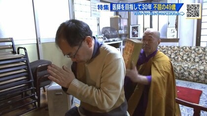 広島市東区の安養院で合格祈願する神野さん