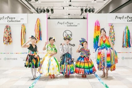 千羽鶴”のドレスで平和を願う 慰霊の日にキッズファッションショー開催