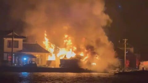 焼け跡から見つかった遺体は住人の75歳男性と確認　深夜の浜田市で大火…住宅など全焼（島根）