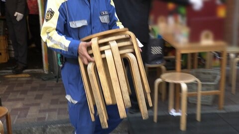 「アメ横商店街」で緊急車両がスムーズに通行できるよう、警視庁がテーブルなどはみ出した悪質飲食店など取り締まり