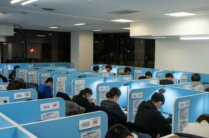 東進ハイスクールでは生徒がブースで各々に学習をする(画像:株式会社ナガセ)