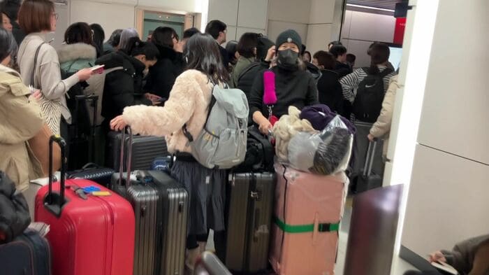 身動きがとれない人であふれるJR新千歳空港駅