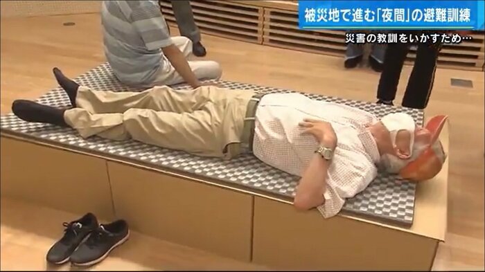 段ボールベッドづくりを体験