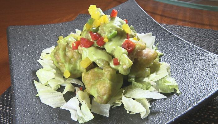 中国レストラン聖紫花の「鶏肉の唐揚げ 鮮やか緑のオーロラソース和え」（1800円）
