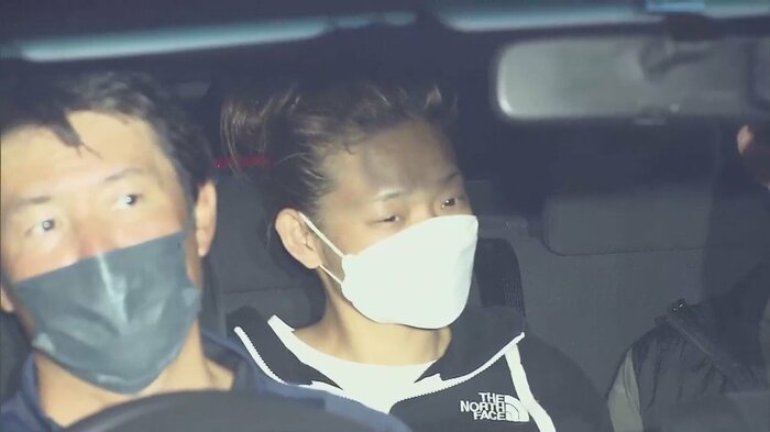逮捕直後、厚木署から移送される長沢容疑者(2日夜)