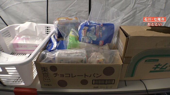 仮設風呂に置かれた生理用品