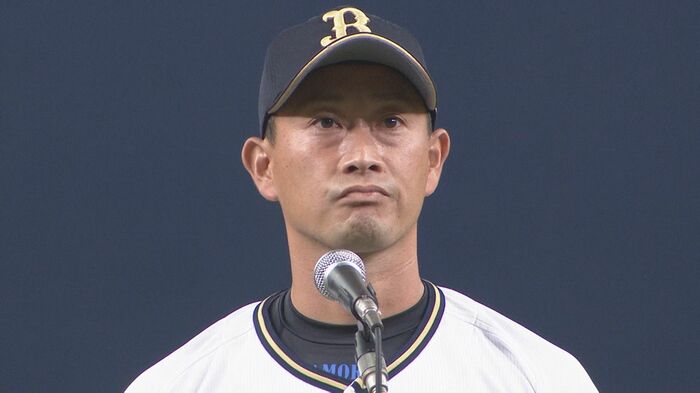 自身の引退セレモニーでスピーチを行う岸田護監督