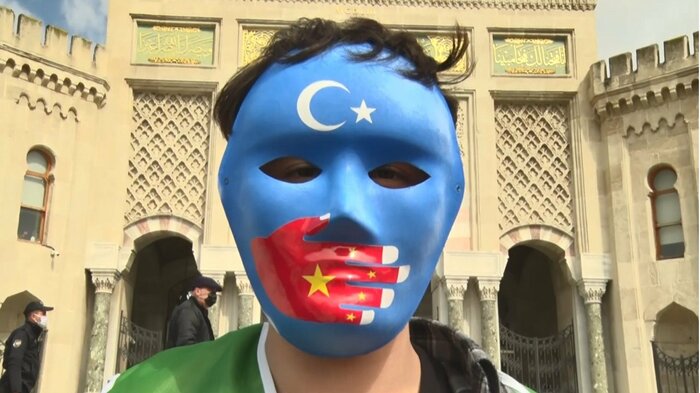 中国の国旗を模した手が口の部分をふさいでいる 中国政府による言論弾圧を表現か