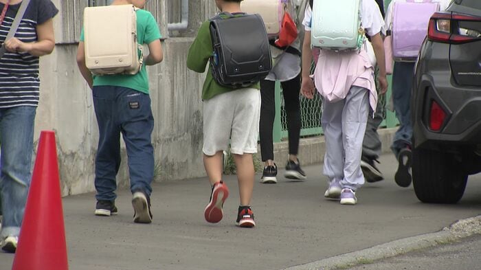登校や下校の時間には多くの子どもたちがこの歩道を利用