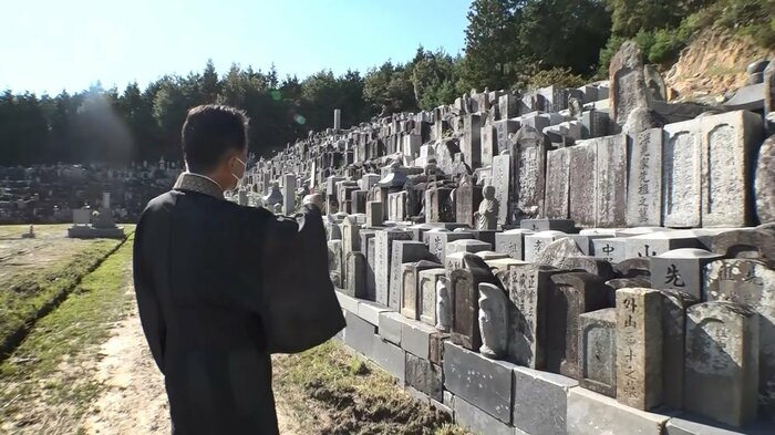 妙楽寺 鈴木政彦住職「こちらが、お預かりしている石塔やお地蔵さんです」(愛知県豊田市)