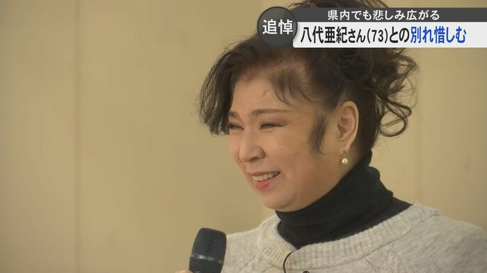 豪雨の被災地・球磨村で歌を披露する八代さん