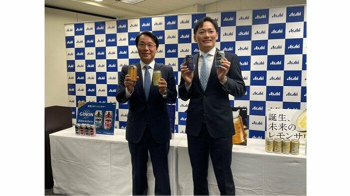 アサヒビール・松山一雄社長(左)と梶浦瑞穂マーケティング本部長(右)