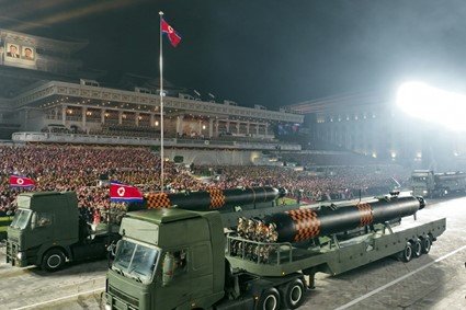 祖国解放戦争勝利70周年記念パレードで披露された無人水中攻撃艇「ヘイル」。前に座っている兵士と比べるとその巨大さが分かる。(労働新聞・7月28日)
