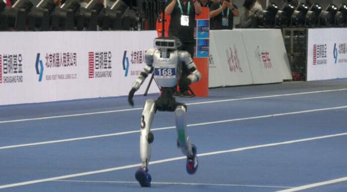 人間の動きに似ている「ひとみん」のランニングフォーム