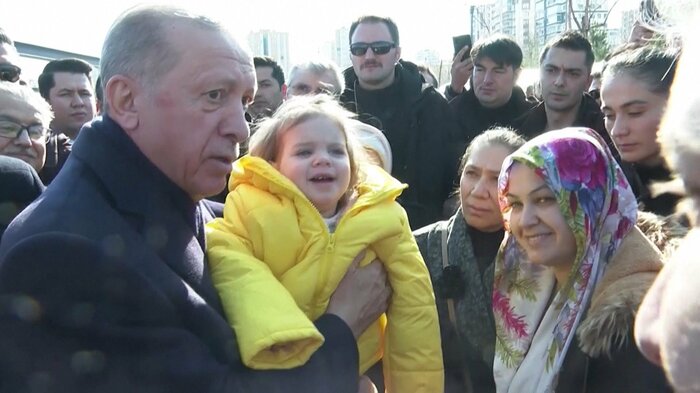被災地・南東部ディヤルバクルを慰問したエルドアン大統領(2月11日)