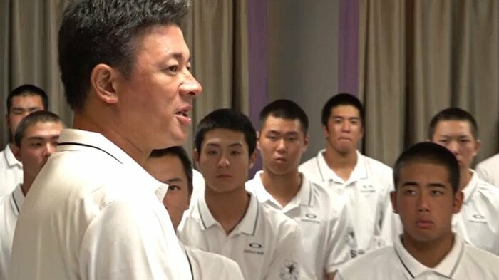 ミーティングで選手たちに声をかけた須江監督