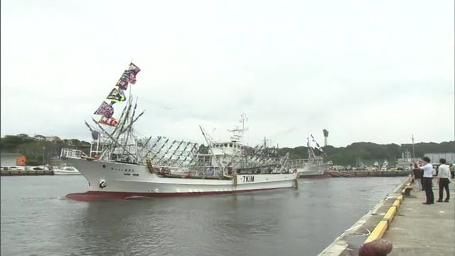 小名浜港(福島県いわき市)を出港したサンマ船