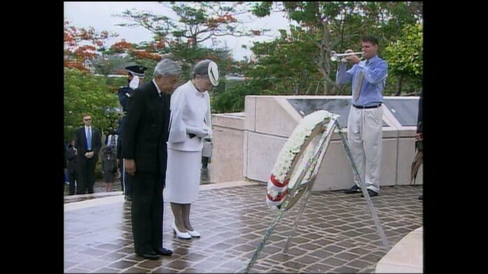 平成17（2005）年6月　アメリカ慰霊公園で供花される両陛下