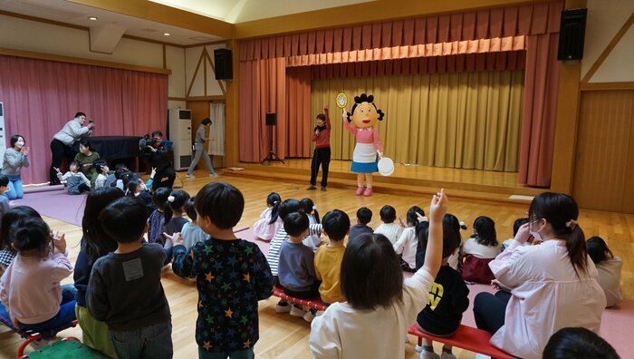 じゃんけんに大はしゃぎする子供たち(ななおあいじこども園)