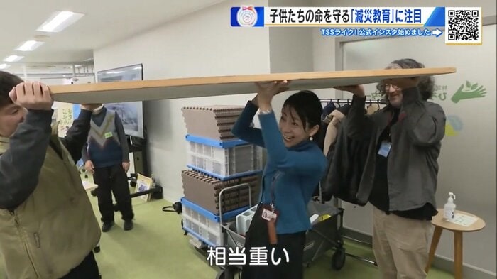 天井板の重さを実感するテレビ新広島の石井記者