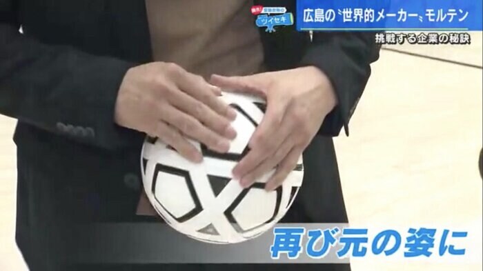 外れたパネルをはめ込む安部さん