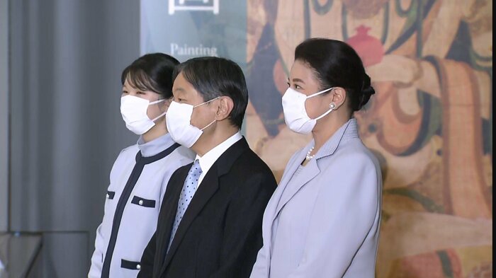 撮り直し前の両陛下、愛子さまの”スリーショット”