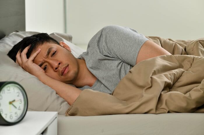 睡眠時間が少ない50代男性会社員(イメージ)