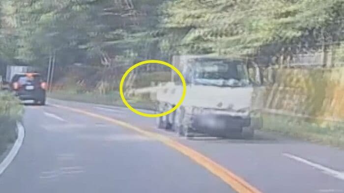 対向車線のトラック荷台から突き出た”長いもの”