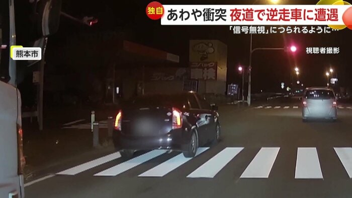 右の車につられて進んでいた車