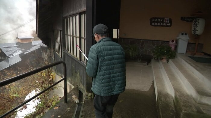 毎日夕方、向かいの山に向かってロケット花火を打ち上げる阿部さん