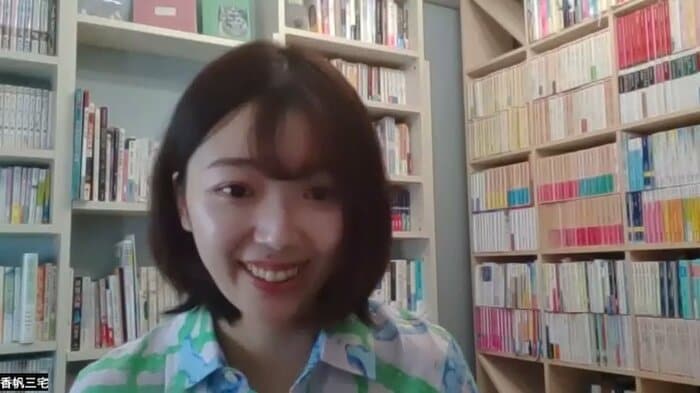 京都の自宅には多数の本が並んでいる