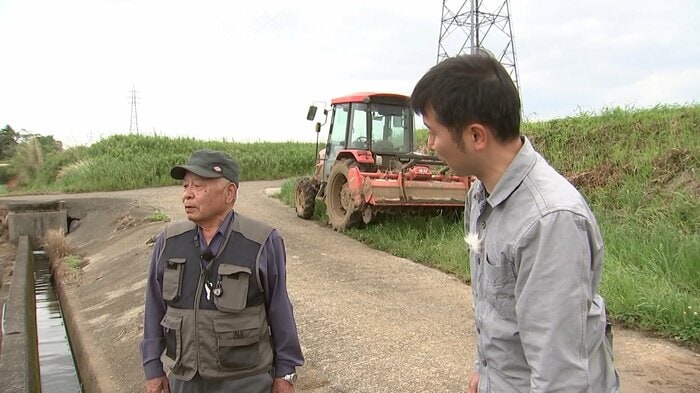 農家・大田黒忠勝さん(左)