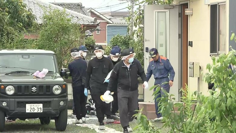 「母が刺された」群馬・太田市の住宅で52歳女性死亡 30代男が刃物残し逃走中 黒色の長袖シャツと長ズボン姿 閑静な住宅街で何が|FNNプライムオンライン