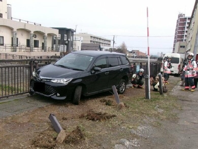 70代女性の車が市場の駐車場内で急転回し”暴走”ポールなぎ倒し最後は鉄柵に突っ込む「アクセルとブレーキを踏み間違えた」駐車時に操作誤ったか 北海道小樽市｜FNNプライムオンライン