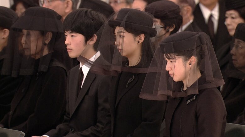 百合子さま「斂葬の儀」始まる　喪主は孫の彬子さまで愛子さまや悠仁さまも参列｜FNNプライムオンライン
