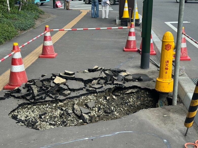 【速報】札幌市内で歩道が陥没―消火栓のそばで”大きな穴”発見―ケガ人なし―上水道管にトラブルか？札幌市は4日中の復旧目指す〈北海道〉｜FNNプライムオンライン