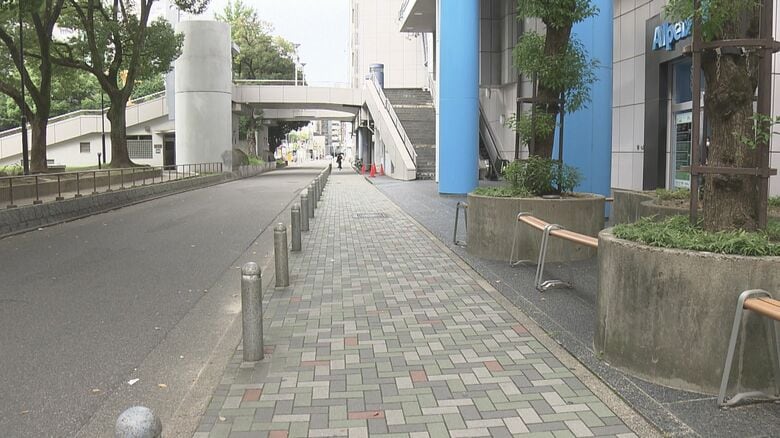 数十m程引きずられる…未明に建物敷地内で居眠り中の男性がバッグ奪われる 逃走車両を止めようとして振り落とされケガ｜FNNプライムオンライン
