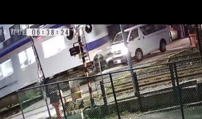 まさかの踏切誤作動？　電車の通過前に遮断機上がる　車は前進し電車と接触　防犯カメラが捉えたあわや大惨事の瞬間｜FNNプライムオンライン