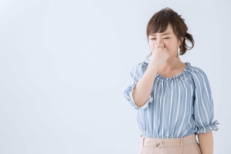 足の匂いを気にしている人は7割弱!実は秋冬に履くブーツや革靴も匂いに繋がる原因が多い!今すぐできる匂い対策に、おすすめのアイテムをご紹介