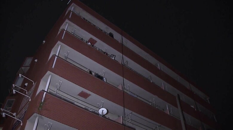 「口論し“包丁”振りかざしていた」マンション共用部で女性が腹刺され死亡　“若い男”が逃走中…近隣住民が通報　大阪・東住吉区｜FNNプライムオンライン